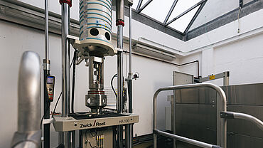 Servohidravlični preskusni stroj z avtoklavom za preskuse v okolju stisnjenega vodika (visok tlak in visoke temperature)