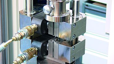 ISO 14126 | ASTM D6641: Ensaios de compressão com aplicação de força combinada (Combined Loading Compression)