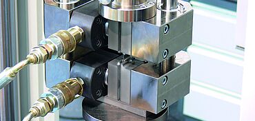Compressione con carico di taglio secondo ISO 14126 ASTM D3410