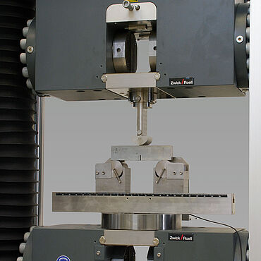 Dispositivo de flexão como sistema de inserção em um suporte de amostra comum