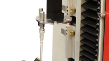 按照ISO 10555标准使用转塔试样夹具进行导管拉伸试验