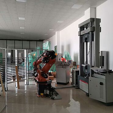 류저우 철강의 재료 시험실에 설치되어 있는 roboTest R 자동 시험장치