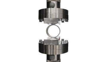 Tijdens de buis-plettest volgens ISO 8492 wordt een ring uit een buis samengedrukt tussen drukplaten.