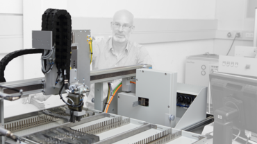 材料试验机可随时配备自动化测试系统。