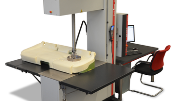 Prove di indentazione su grandi componenti in schiuma poliuretanica stampata con sistema di prova cLine